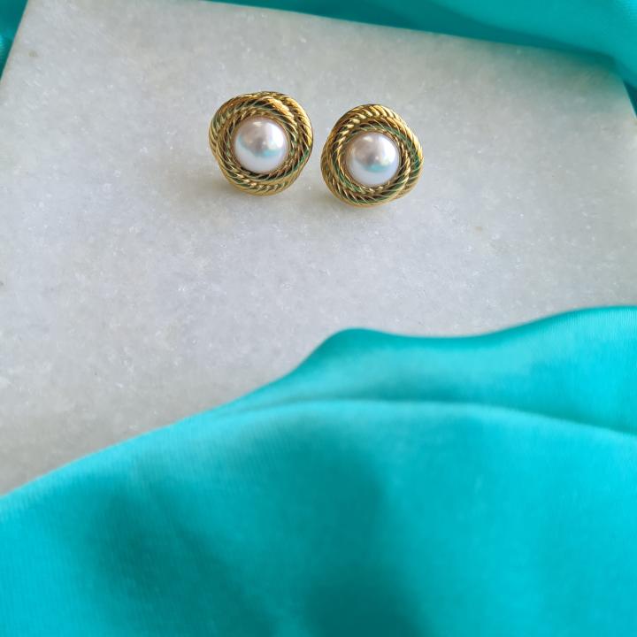 Twist pearl earring
