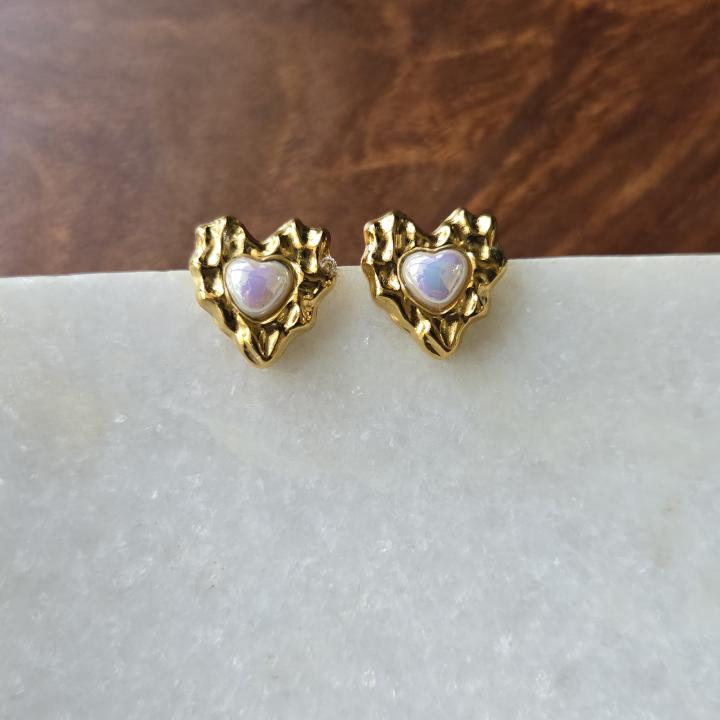 Pearl with heart earring