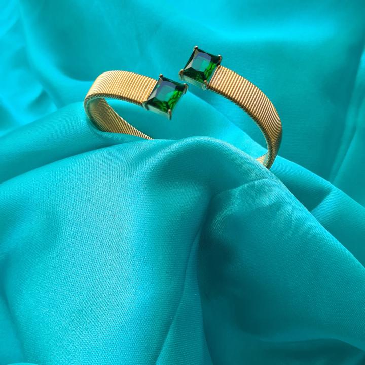 Emerald stone bracelet