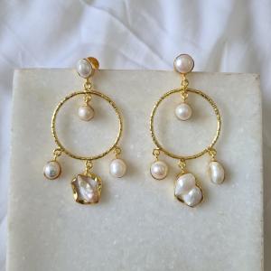 Dangling pearl earing