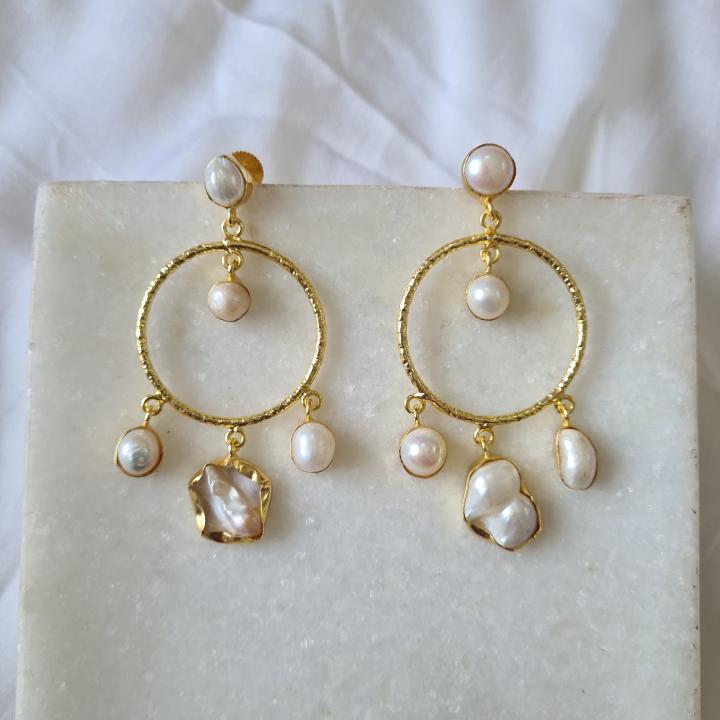 Dangling pearl earing