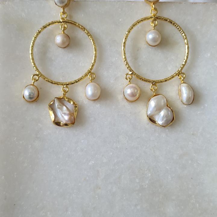 Dangling pearl earing