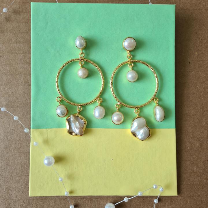 Dangling pearl earing